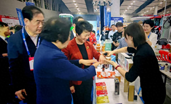 田畴参花艳 园内皂苷香 ——珲春华瑞参业全力开拓人参“蓝海”市场-1.jpg